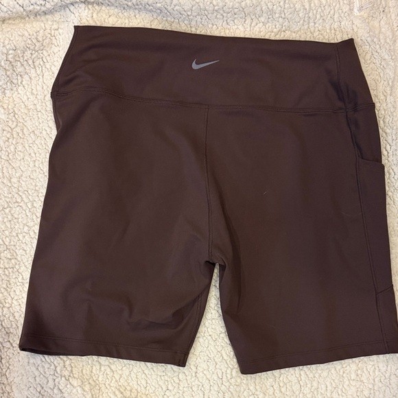 EUC - Nike Women's Dark Brown Bike Shorts with pockets in both sides! - Picture 3 of 3